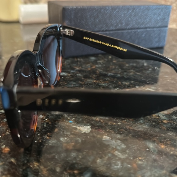 DIFF Sunglasses - Picture 2 of 3